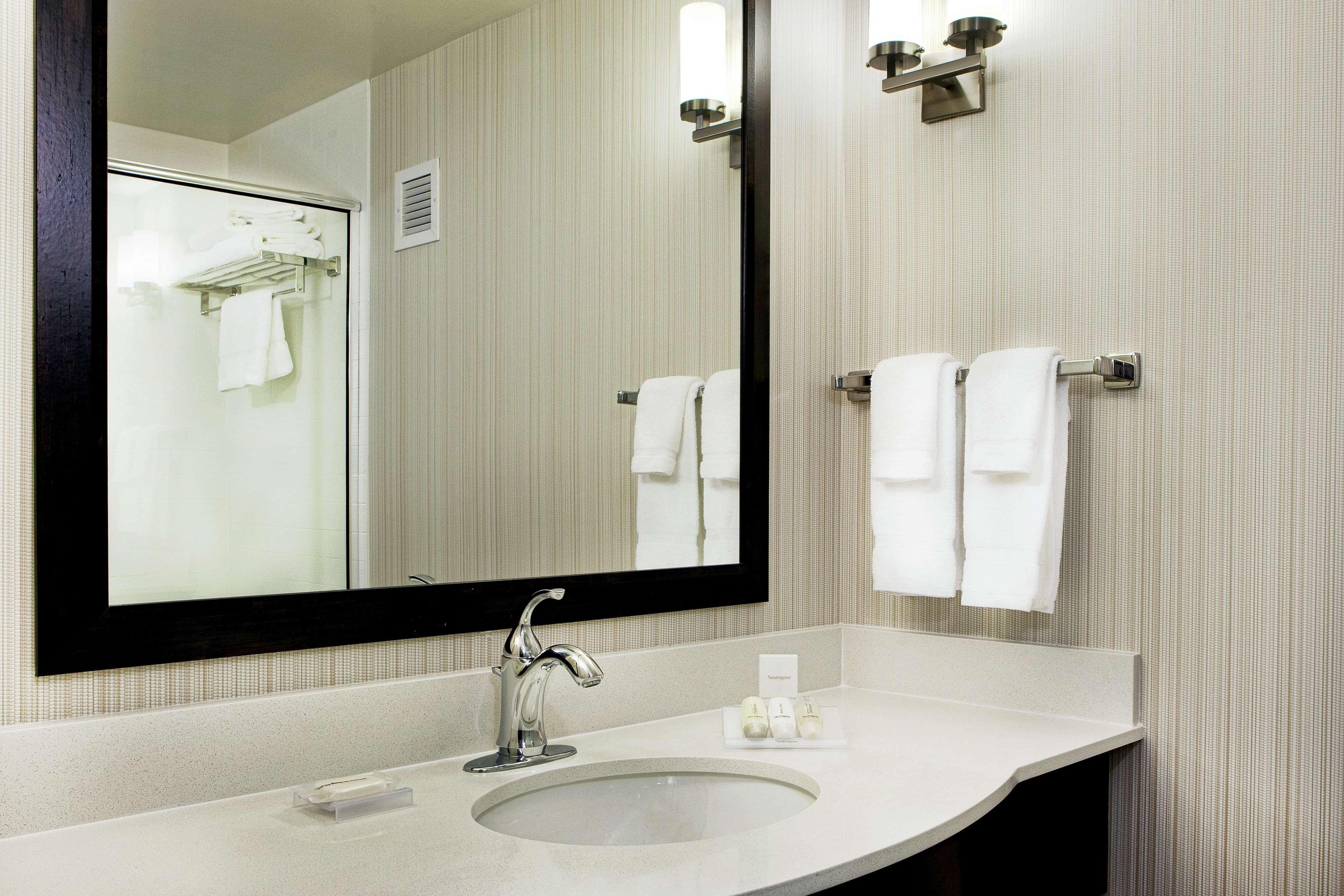 Hilton Garden Inn Portland Airport Экстерьер фото