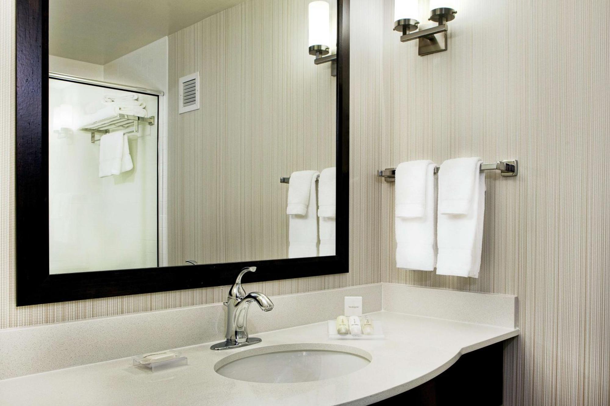 Hilton Garden Inn Portland Airport Экстерьер фото