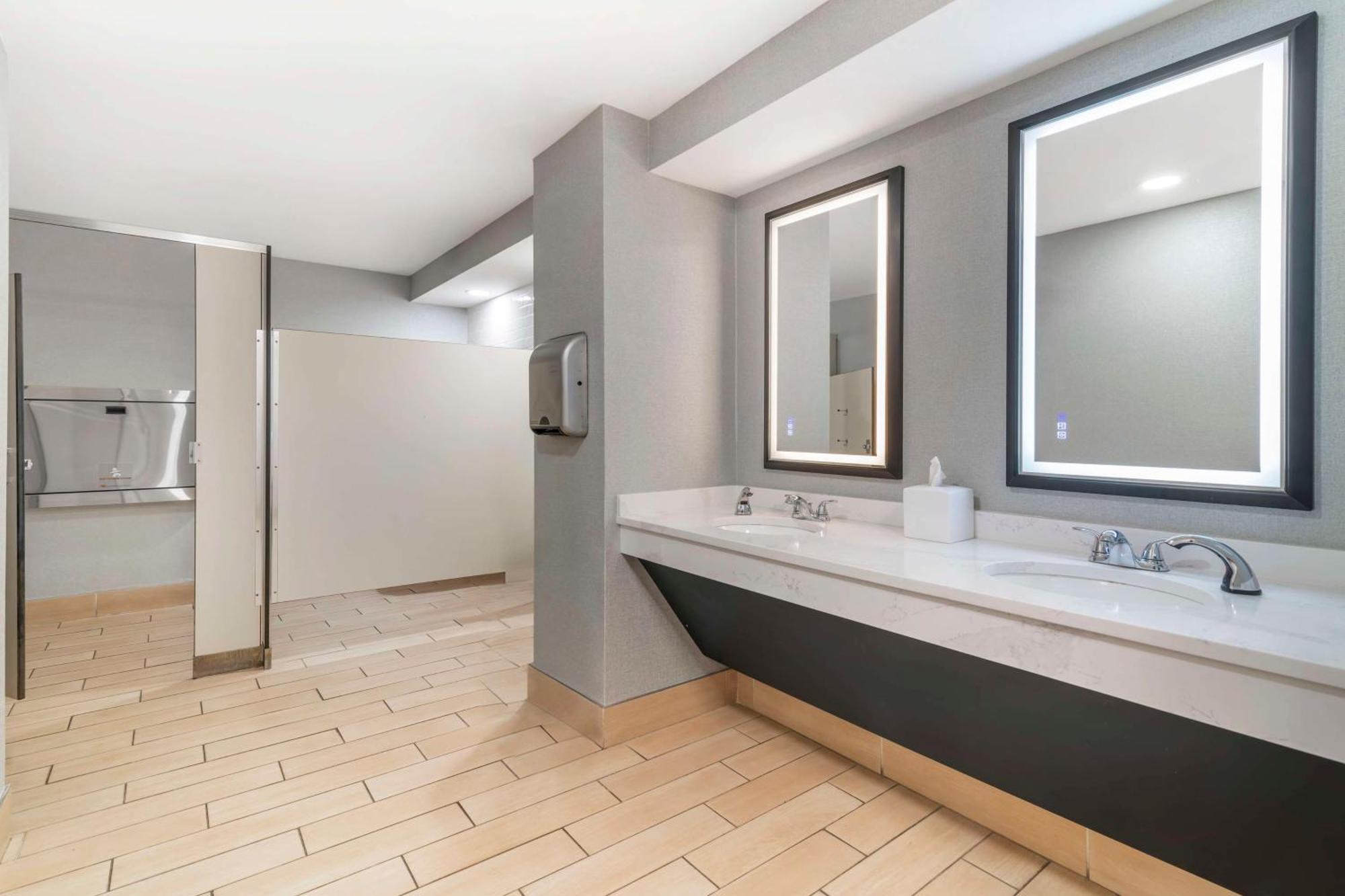 Hilton Garden Inn Portland Airport Экстерьер фото